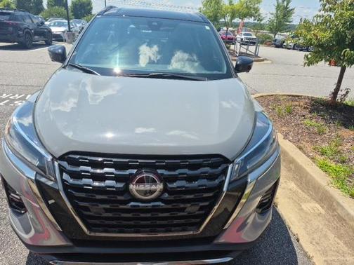 2022 Nissan Kicks SR