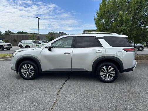 Brilliant Silver Metallic 2025 Nissan Pathfinder SL FWD