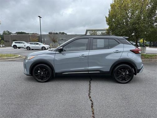 2022 Nissan Kicks SR