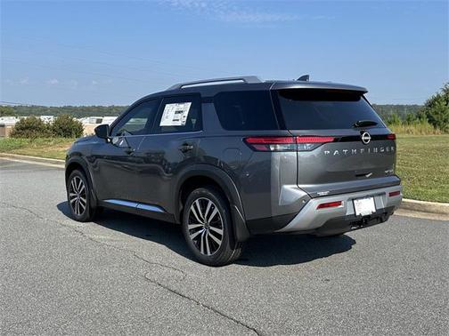 2025 Nissan Pathfinder Platinum FWD