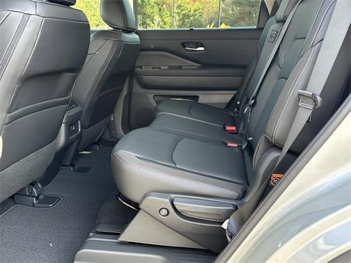 2025 Nissan Pathfinder SL 4WD