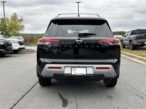 2025 Nissan Pathfinder SL FWD