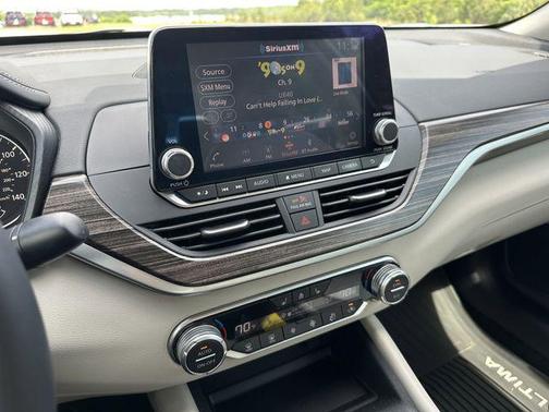 Pearl White 2019 Nissan Altima 2.5 Platinum