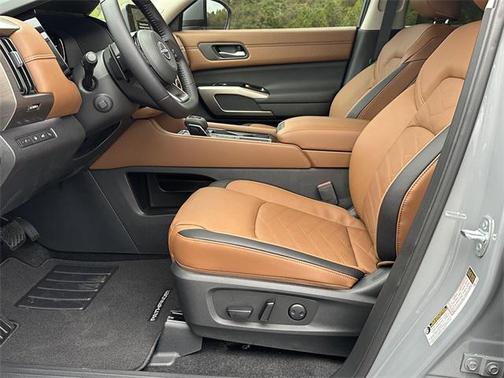 2025 Nissan Pathfinder Platinum FWD