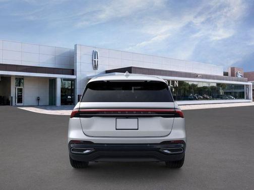 Silver Radiance Metallic 2026 Lincoln Nautilus Premiere