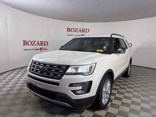 White Platinum Clearcoat Metallic 2017 Ford Explorer XLT