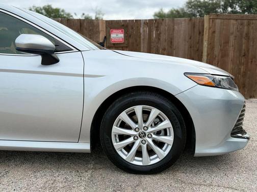 Celestial Silver Metallic 2018 Toyota Camry LE