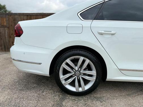 Pure White 2017 Volkswagen Passat V6 SEL Premium