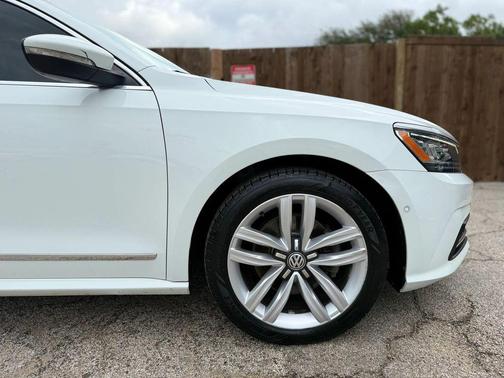 Pure White 2017 Volkswagen Passat V6 SEL Premium