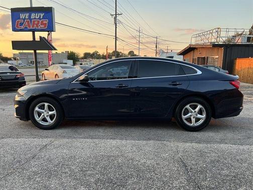 Photo 4 of 30 of 2017 Chevrolet Malibu 1LS