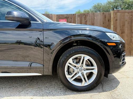 Brilliant Black 2019 Audi Q5 45 Premium