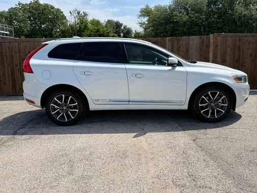 Crystal White Pearl 2016 Volvo XC60 T5 Drive-E Platinum