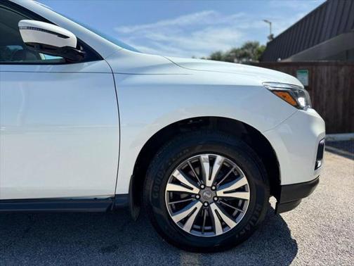 2017 Nissan Pathfinder SL