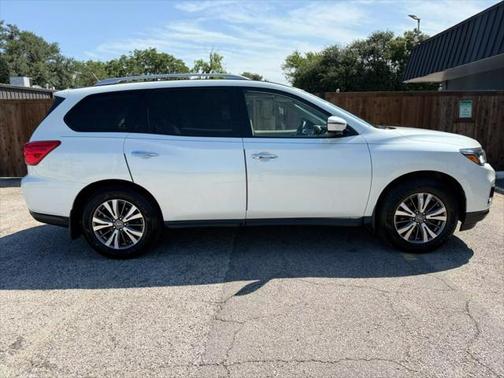 2017 Nissan Pathfinder SL