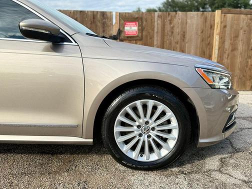 Gold 2016 Volkswagen Passat 1.8T SE