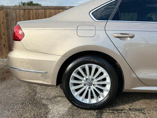 Gold 2016 Volkswagen Passat 1.8T SE