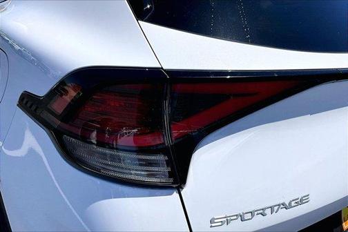 Glacial White Pearl 2024 Kia Sportage X-Line