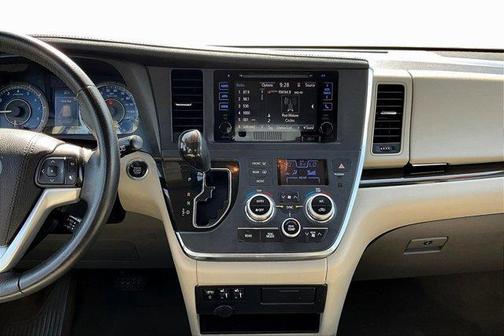 2017 Toyota Sienna XLE