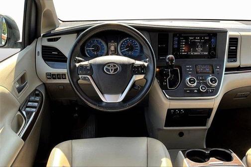 2017 Toyota Sienna XLE