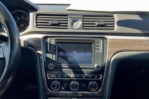 2017 Volkswagen Passat 1.8T SE