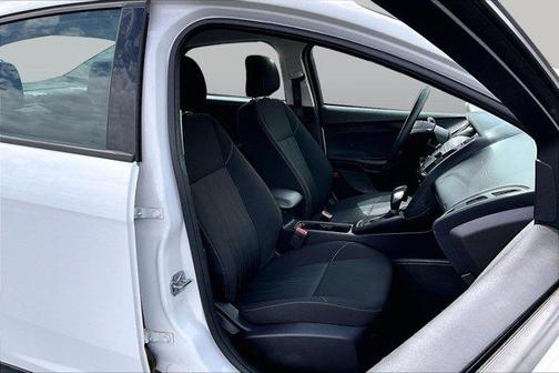 Oxford White 2018 Ford Focus SE