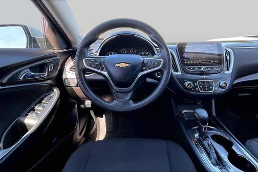 Silver Ice Metallic 2022 Chevrolet Malibu LT