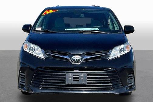 Midnight Black Metallic 2018 Toyota Sienna LE