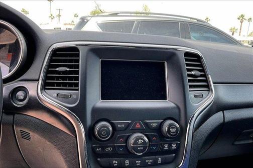 Bright White Clearcoat 2018 Jeep Grand Cherokee Laredo E