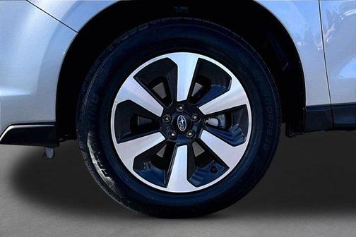 Ice Silver Metallic 2018 Subaru Forester 2.5i