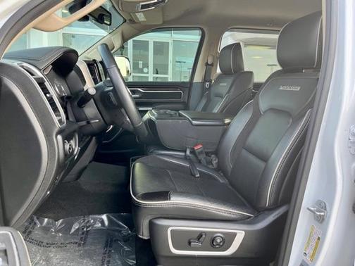 Photo 3 of 32 of 2020 RAM 1500 Laramie