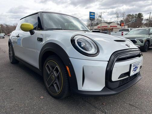 White Metallic 2024 MINI SE Hardtop Cooper