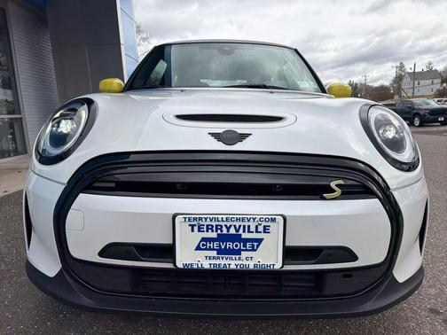 White Metallic 2024 MINI SE Hardtop Cooper