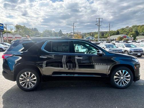 Mosaic Black Metallic 2022 Chevrolet Traverse Premier