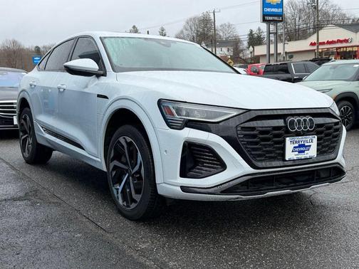 Glacier White Metallic 2024 Audi Q8 e-tron S line Premium