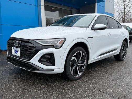 Glacier White Metallic 2024 Audi Q8 e-tron S line Premium