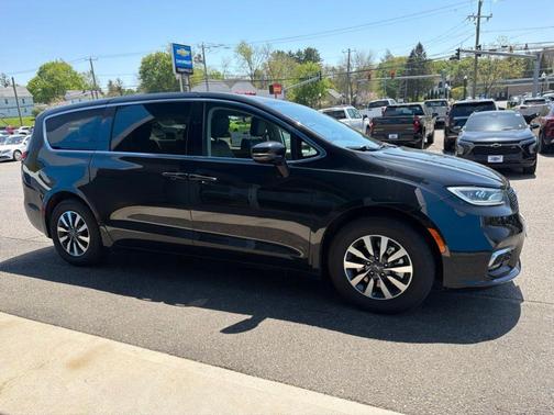 Brilliant Black Crystal Pearlcoat 2022 Chrysler Pacifica Hybrid Touring L