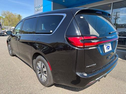 Brilliant Black Crystal Pearlcoat 2022 Chrysler Pacifica Hybrid Touring L