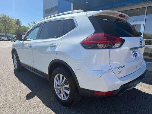 White 2019 Nissan Rogue SV