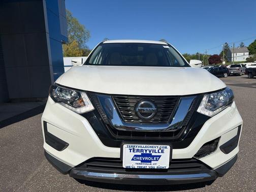 White 2019 Nissan Rogue SV