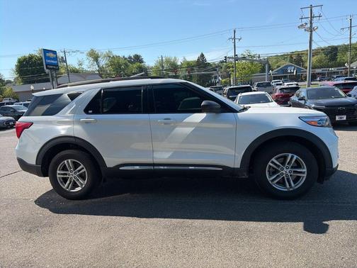 White Metallic 2022 Ford Explorer XLT
