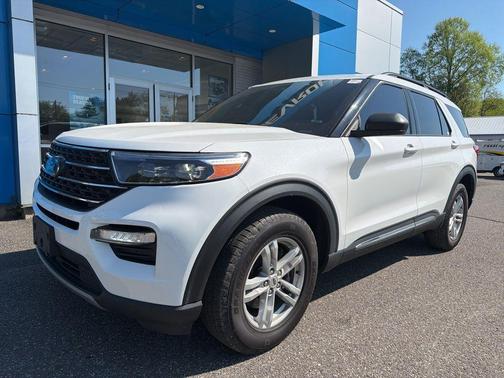 White Metallic 2022 Ford Explorer XLT