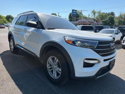 White Metallic 2022 Ford Explorer XLT