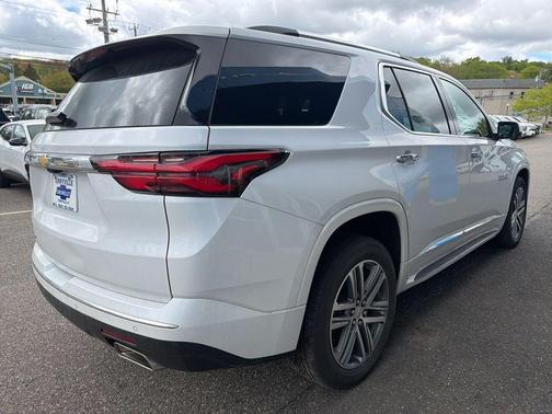 Iridescent Pearl Tricoat 2023 Chevrolet Traverse High Country
