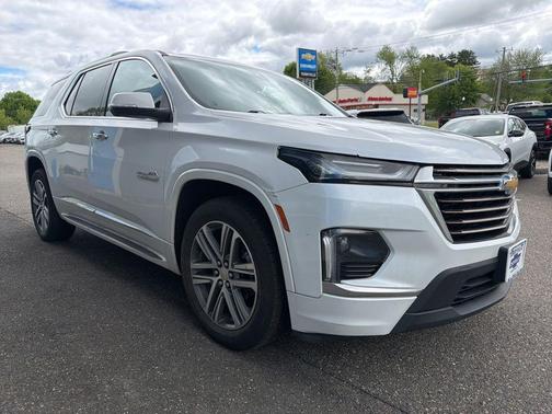 Iridescent Pearl Tricoat 2023 Chevrolet Traverse High Country