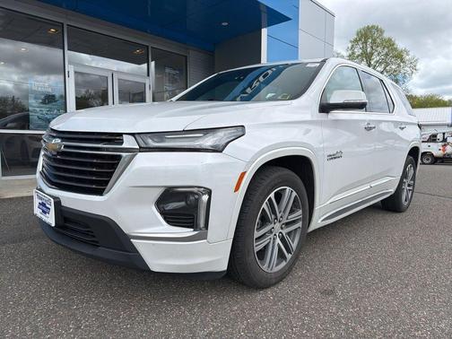 Iridescent Pearl Tricoat 2023 Chevrolet Traverse High Country