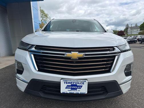 Iridescent Pearl Tricoat 2023 Chevrolet Traverse High Country