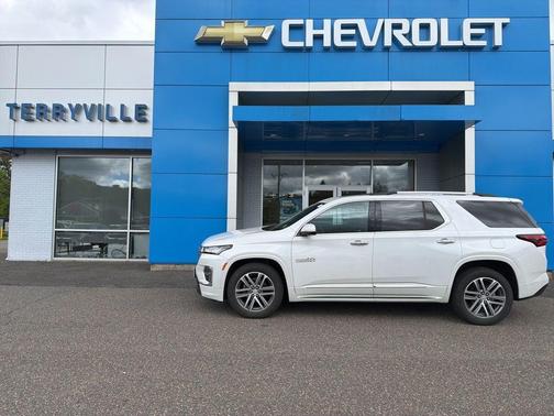 Iridescent Pearl Tricoat 2023 Chevrolet Traverse High Country