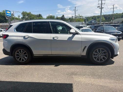 Mineral White Metallic 2023 BMW X5 xDrive40i