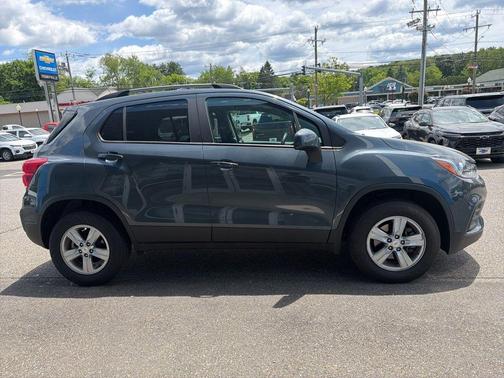 Shadow Gray Metallic 2022 Chevrolet Trax LT