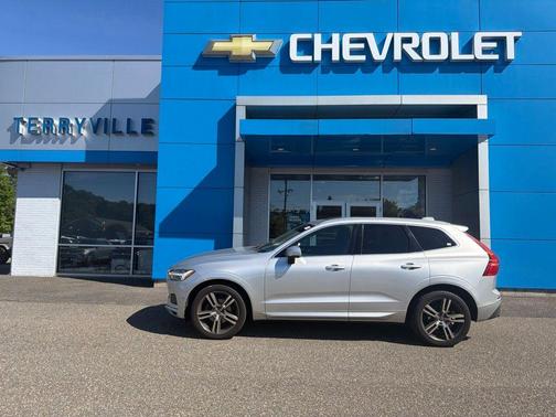 Bright Silver Metallic 2018 Volvo XC60 T5 Momentum